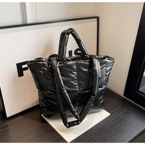 Detailansicht der schwarzen gesteppten Puffer-Tasche mit wasserfester Nylon-Textur
