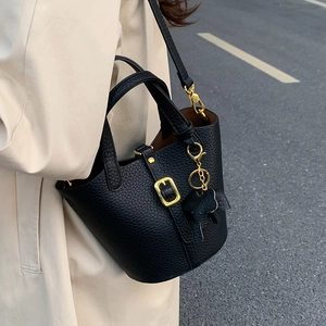 Klassische schwarze Eimertasche aus genarbtem Leder mit goldenen Beschlägen