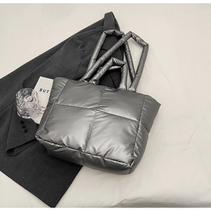 Detail der gesteppten Nylon-Tragetasche in Silber-Metallic mit Glanzeffekt