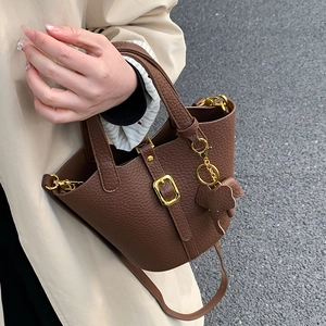Braune Leder Beuteltasche mit Elefanten-Anhänger und verstellbarem Gurt für Damen