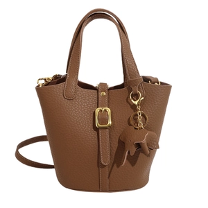 Vintage dunkelbraune Lederbeuteltasche mit Goldbeschlägen und Elefantenanhänger
