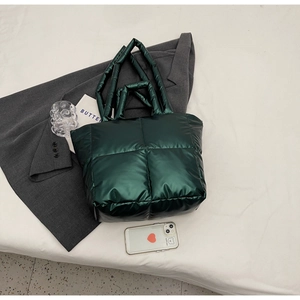 Detail der dunkelgrünen Stepp-Tote Bag aus Nylon mit gepolsterten Griffen und Glanz
