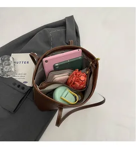 Vue intérieure du grand sac cabas marron montrant l'espace de rangement organisé