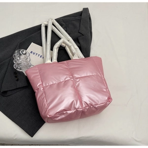 Detailansicht der rosa gesteppten Puffer-Tasche mit silbernen Henkeln und Nylonstoff