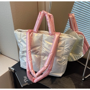 Detailansicht der weißen gesteppten Puffer-Tasche mit rosa Riemen und Perlglanz-Finish