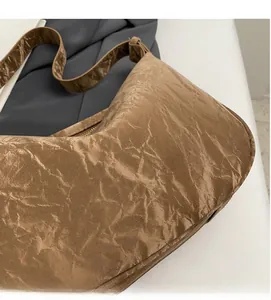 Vue rapprochée du sac marron avec texture plissée rétro et détails de tissu souple