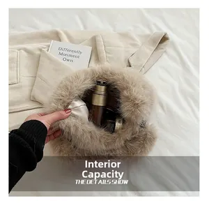 Capacité interne du sac seau beige en fausse fourrure avec rangement pour produits