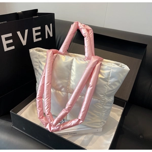 Detailaufnahme der gesteppten Nylon-Tasche in Silber mit rosa gepolsterten Tragegriffen