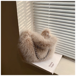 Gros plan du sac seau en fausse fourrure pelucheuse avec chaîne à billes argentée