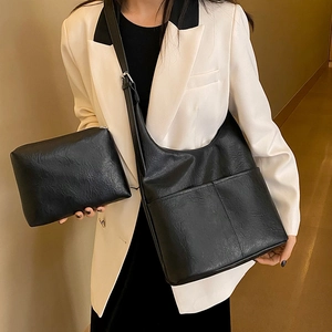 Grand sac seau hobo noir en similicuir texturé avec pochette pour femmes