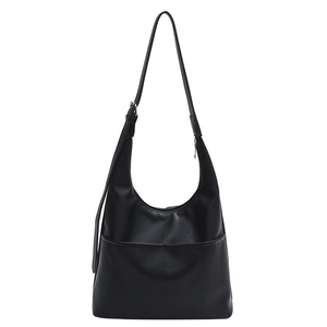 Sac seau hobo classique en cuir noir avec bandoulière réglable et détails en métal argenté