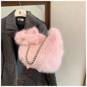Vue détaillée du sac seau en peluche rose avec bandoulière en chaîne à perles