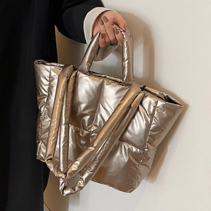 Gesteppte Nylon-Tragetasche in Gold-Metallic mit breitem Schultergurt für Damen