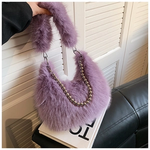Détail de la texture pelucheuse violette avec chaîne perlée argentée et poignée douce