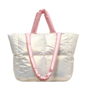 Gesteppte Nylon-Tragetasche mit Perleffekt und kontrastierenden rosa Griffen