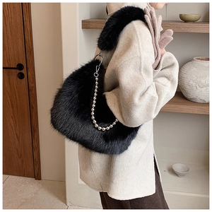 Détail du sac à bandoulière en fausse fourrure noire avec chaîne perlée argentée