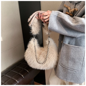 Détail du sac seau en fausse fourrure blanc cassé avec chaîne à perles argentées chic