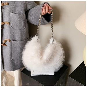 Détail du sac bandoulière en fausse fourrure blanche avec chaîne à billes argentées
