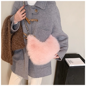 Sac seau en fausse fourrure rose en forme de cœur avec une chaîne en métal à grosses billes