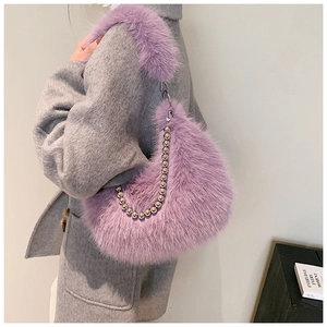 Détail du sac croissant en fausse fourrure violette avec chaîne perlée argentée