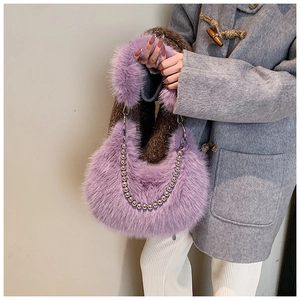Vue détaillée du sac hobo en fausse fourrure violette avec chaîne à billes argentées