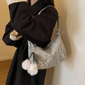 Sac Sous le Bras Plissé pour Femmes Sac Hobo Texture Métallique Sac à Main Avec Pendentif Boule de Poils Feuille Mode