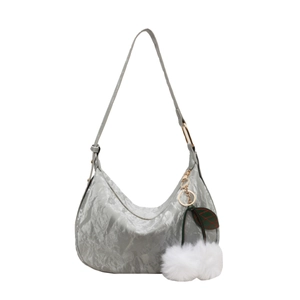 Grand sac hobo argenté avec texture plissée et breloque décorative en peluche