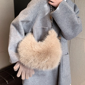 Sac seau en fausse fourrure beige avec bandoulière à perles et porté mannequin