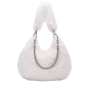 Sac seau en peluche blanche avec chaîne en métal argenté pour un style hivernal chic