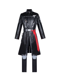 Dettaglio del cappotto cosplay Warden Gherros in pelle nera con cinghie rosse e logo spalla