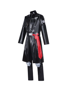 Dettaglio del cappotto cosplay Warden Gherros in ecopelle nera con nastri rossi decorativi