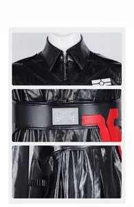 Dettaglio dell'outfit cosplay Warden Gherros in pelle PU nera con accenti geometrici rossi