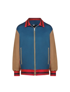 Vue détaillée de la veste Will Byers avec corps bleu, manches brunes et bords rayés