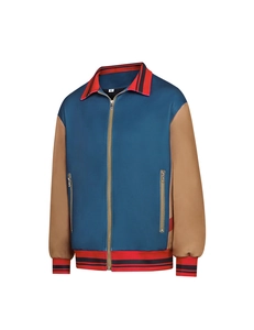 Détail de la veste Will Byers avec corps bleu, manches beiges et bords-côtes rayés