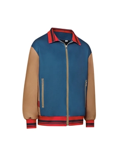 Détail de la veste cosplay Will Byers avec corps bleu et manches kaki