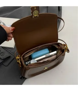 Vista dettagliata dell'interno della borsa a sella marrone con ampia capacità per oggetti