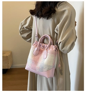 Détails du sac seau en peluche à carreaux roses avec cordon et anses en cuir