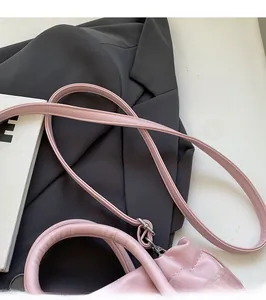 Détail du sac seau rose avec longue bandoulière lisse et crochets en argent