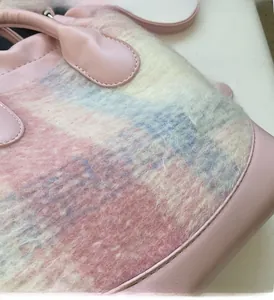 Détail du sac seau à carreaux roses avec texture pelucheuse et coutures de haute qualité