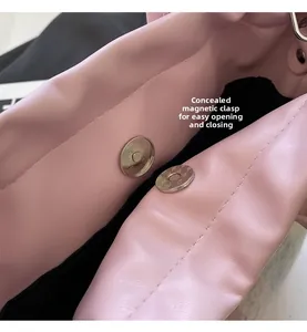 Vue détaillée de l'intérieur d'un sac seau en cuir rose avec fermoir magnétique argenté