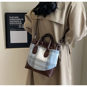 Détail du sac seau en cuir marron et peluche à carreaux gris pour l'automne