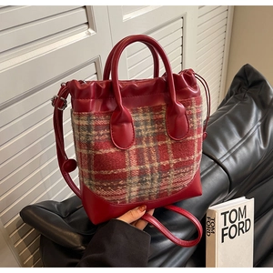 Détail du sac seau à carreaux rouges avec cordon et bandoulière réglable