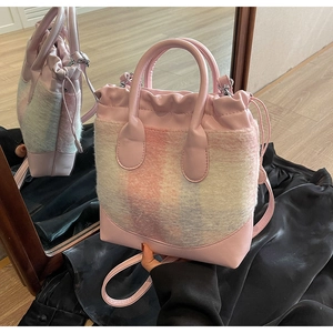 Sac seau patchwork rose avec peluche à carreaux et détail de fermeture à cordon
