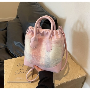 Vue détaillée du sac seau rose avec tissu à carreaux pelucheux et fermeture cordon