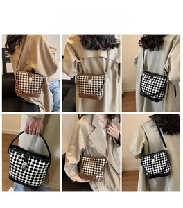 Détails du sac seau à motif pied-de-poule noir et marron avec bandoulière en cuir