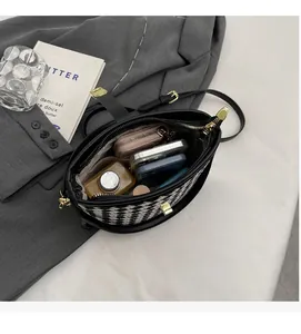 Vue de dessus de l'intérieur spacieux d'un sac à bandoulière à motif pied-de-poule