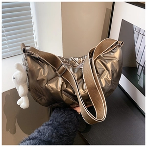 Metallische bronze gesteppte Hobo-Tasche mit dickem Schultergurt und weißem Hasenanhänger