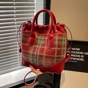 Sac seau en cuir rouge et plaid avec cordon de serrage et deux poignées