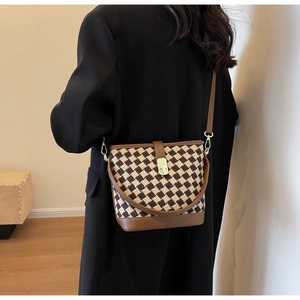 Détails du sac seau matelassé à carreaux avec finitions en cuir et boucle dorée