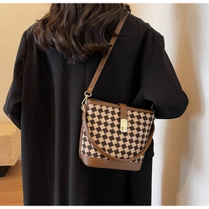 Détail du sac à bandoulière à damier avec garniture en cuir et fermoir doré chic